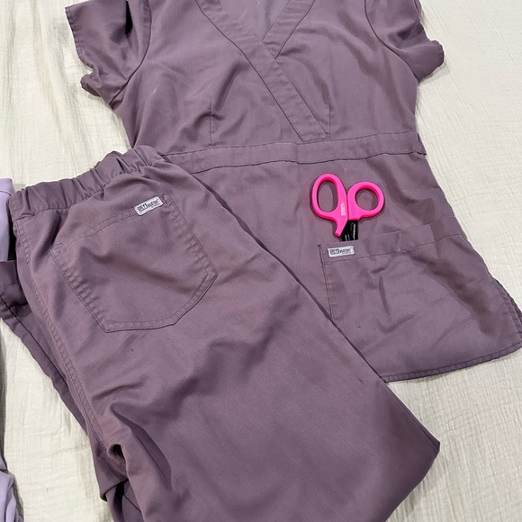 Grey's Anatomy light grey  and charchol grey  Scrub Set x 2 sets - Picture 7 of 8